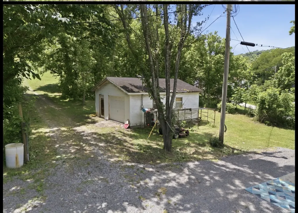 17 Dog Branch Road, S Pleasant Shade TN 37145
