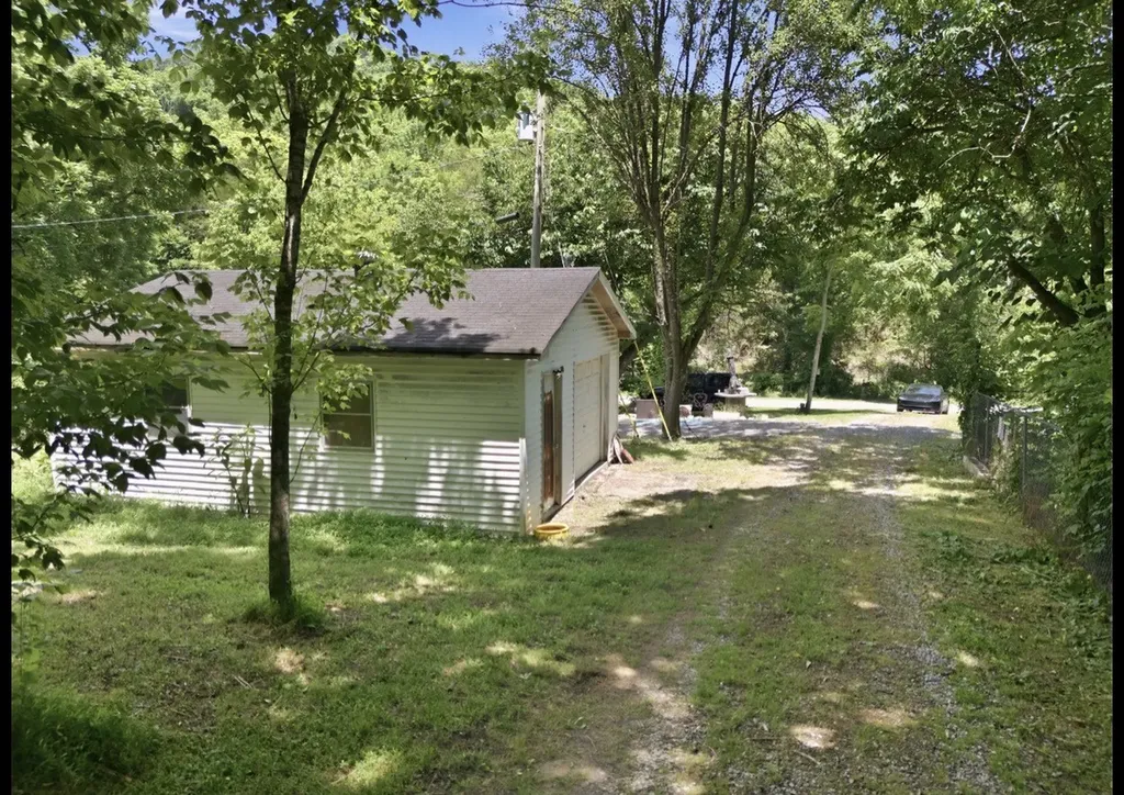 17 Dog Branch Road, S Pleasant Shade TN 37145
