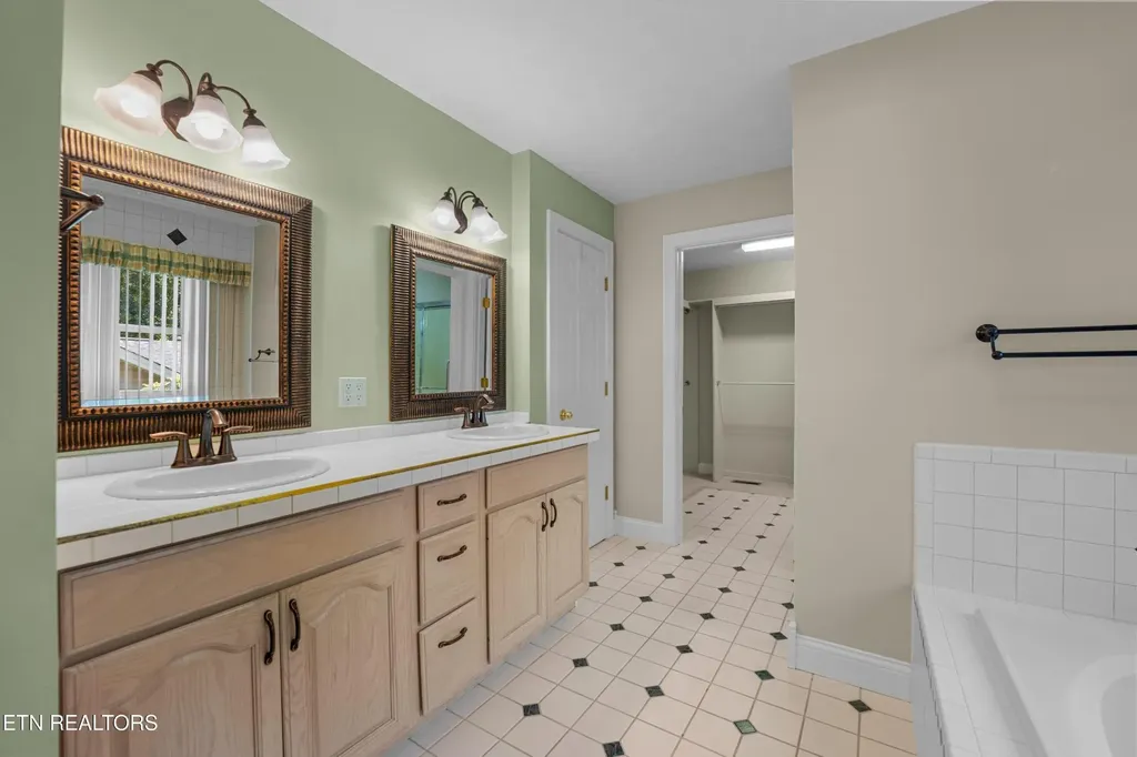 222 Amherst Lane Crossville TN 38558
