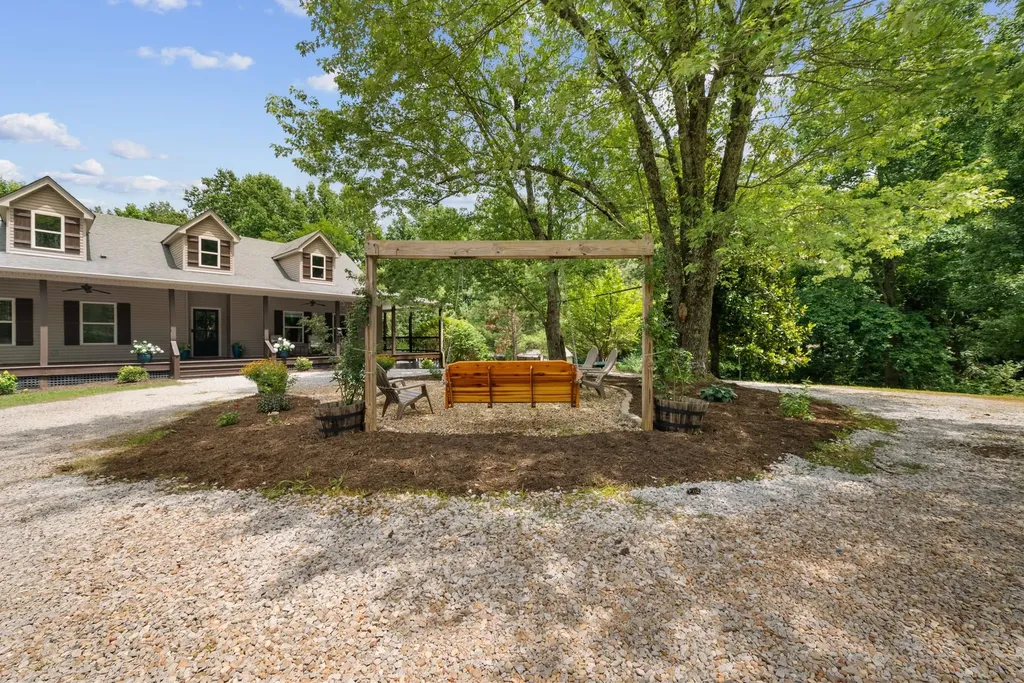 3352 R O Peach Road Columbia TN 38401