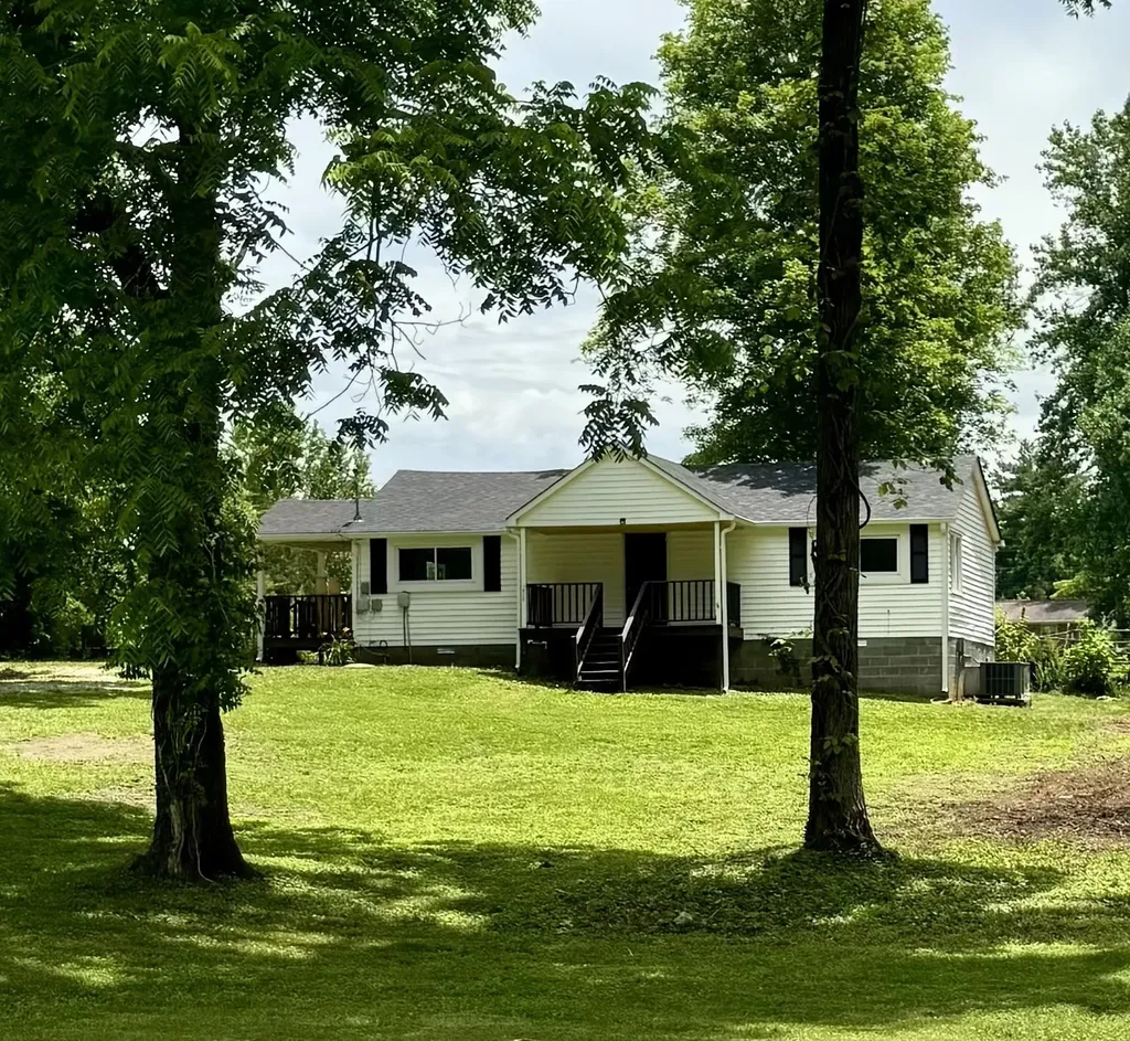 206 College Street Burns TN 37029
