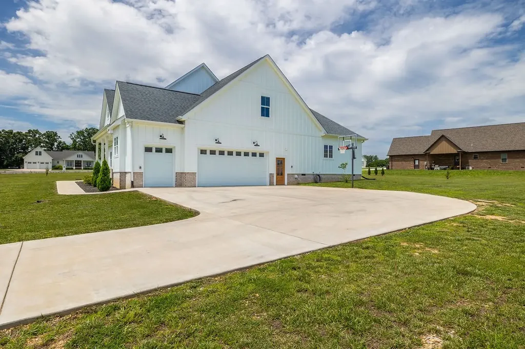 134 Hurst Drive Leoma TN 38468