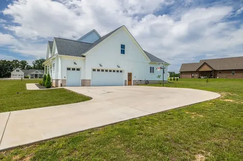 134 Hurst Drive Leoma TN 38468