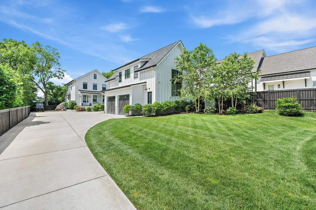 1207 Sweetbriar Avenue Nashville TN 37212