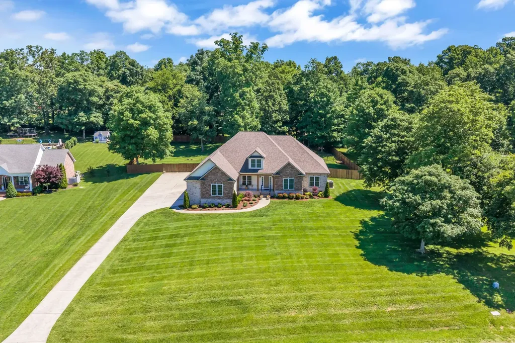 111 Bryton Court Burns TN 37029
