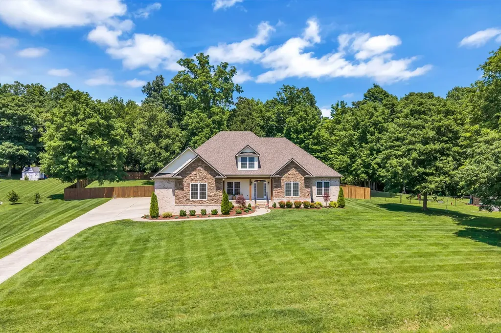 111 Bryton Court Burns TN 37029