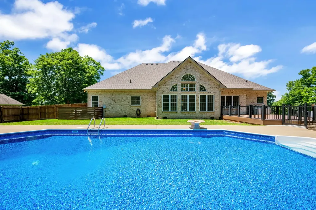 111 Bryton Court Burns TN 37029