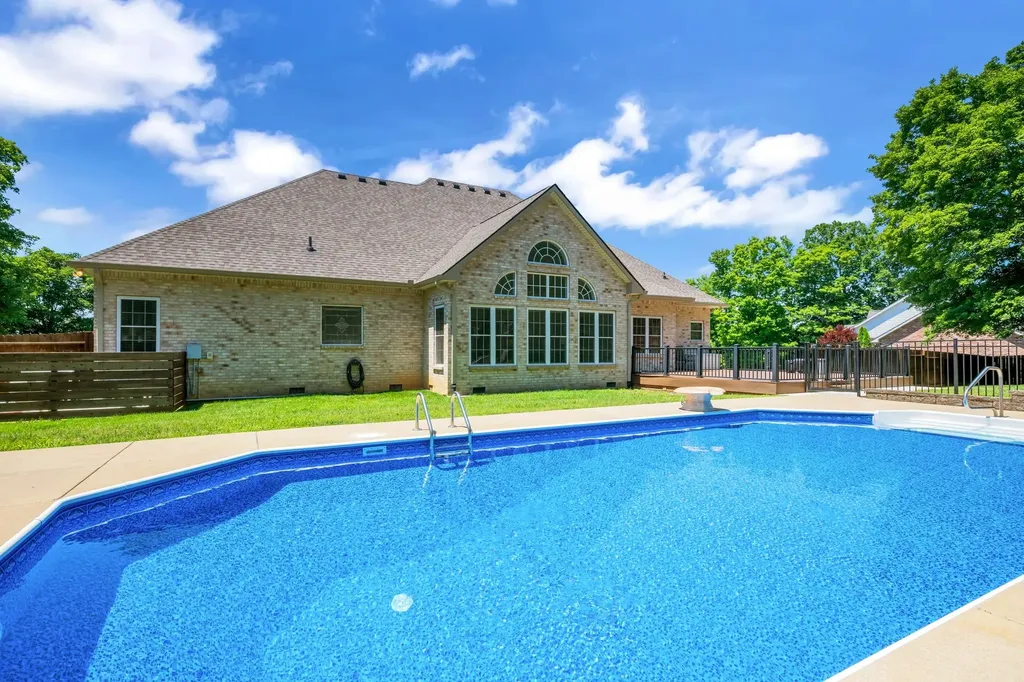 111 Bryton Court Burns TN 37029