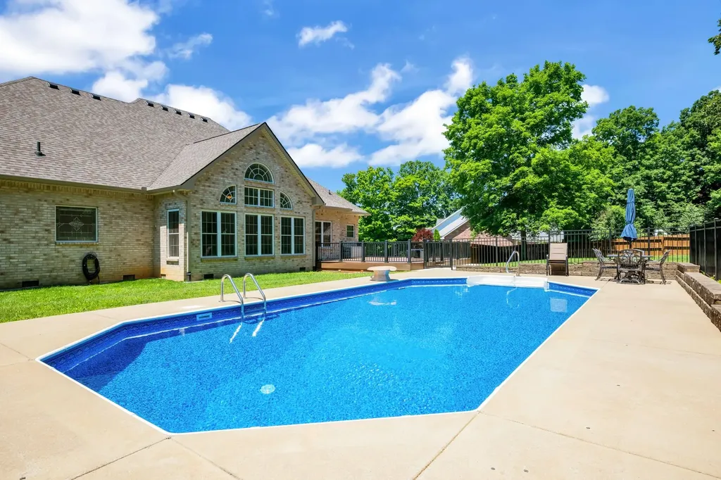111 Bryton Court Burns TN 37029