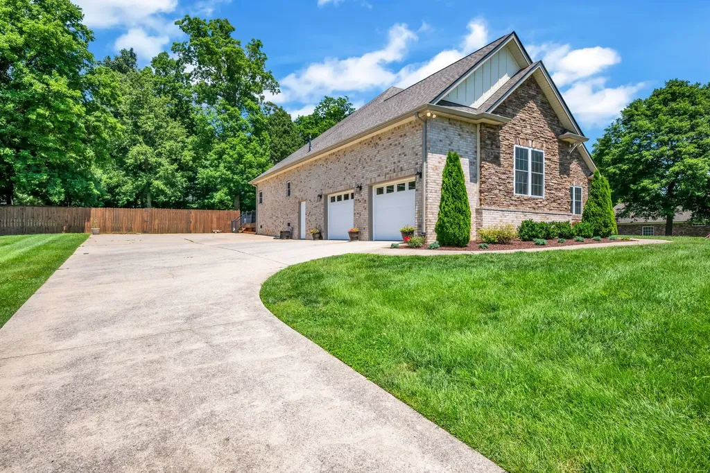 111 Bryton Court Burns TN 37029
