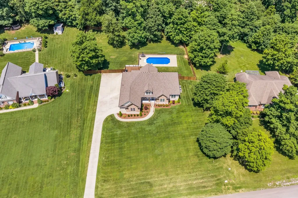 111 Bryton Court Burns TN 37029