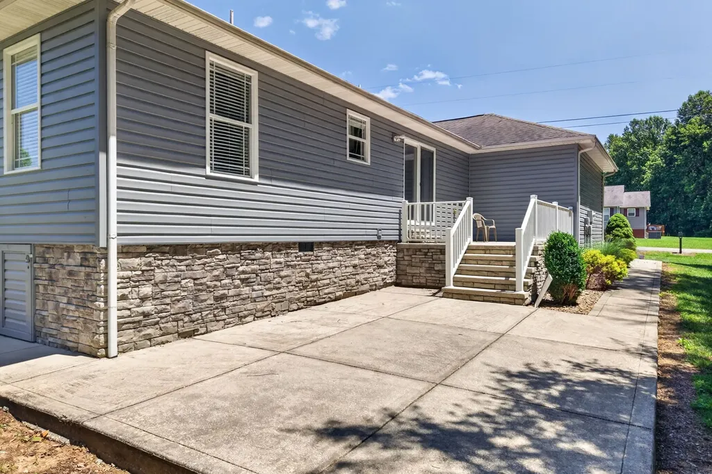 197 Rustling Oaks Drive Sparta TN 38583