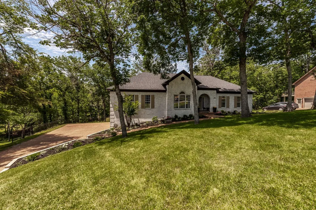 908 E Cynthia Trail Goodlettsville TN 37072