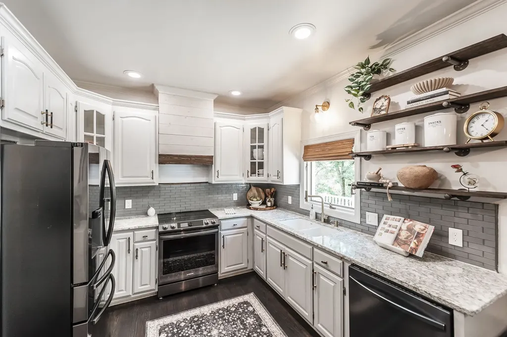 908 E Cynthia Trail Goodlettsville TN 37072
