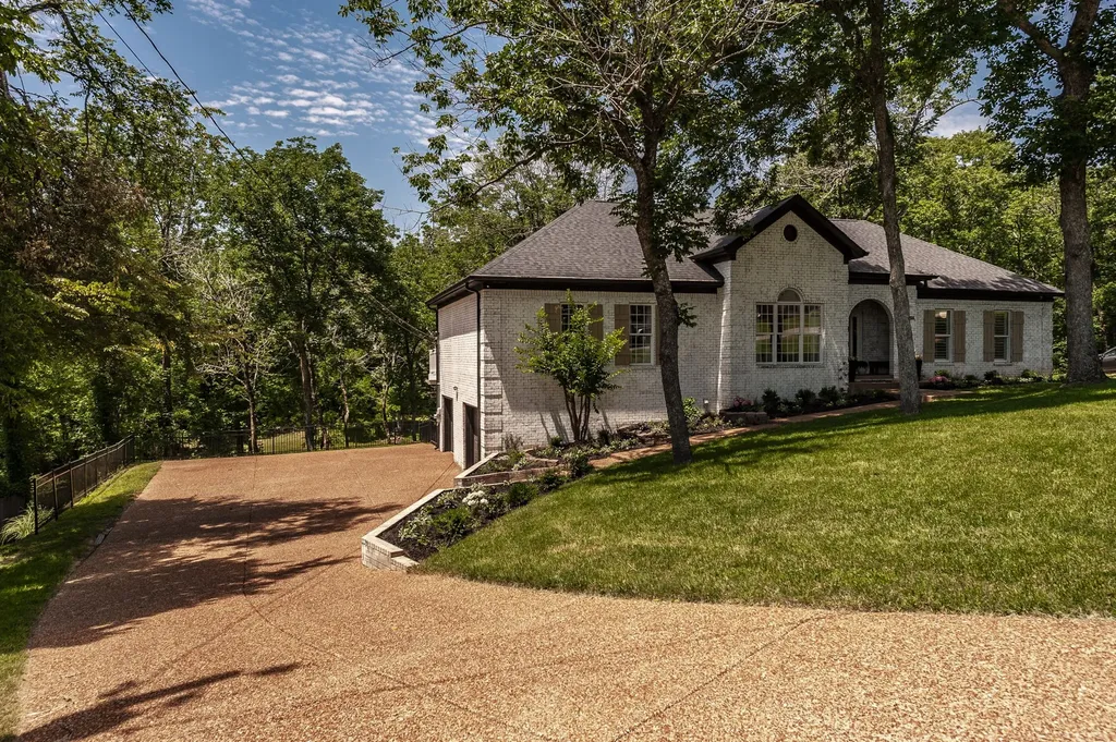 908 E Cynthia Trail Goodlettsville TN 37072