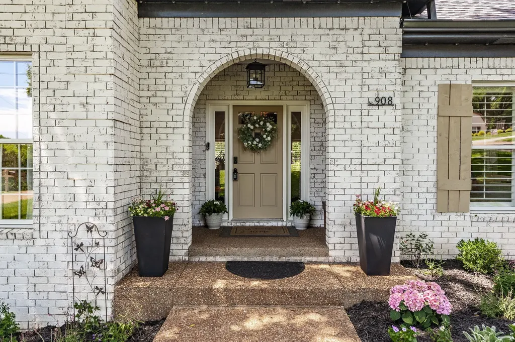 908 E Cynthia Trail Goodlettsville TN 37072