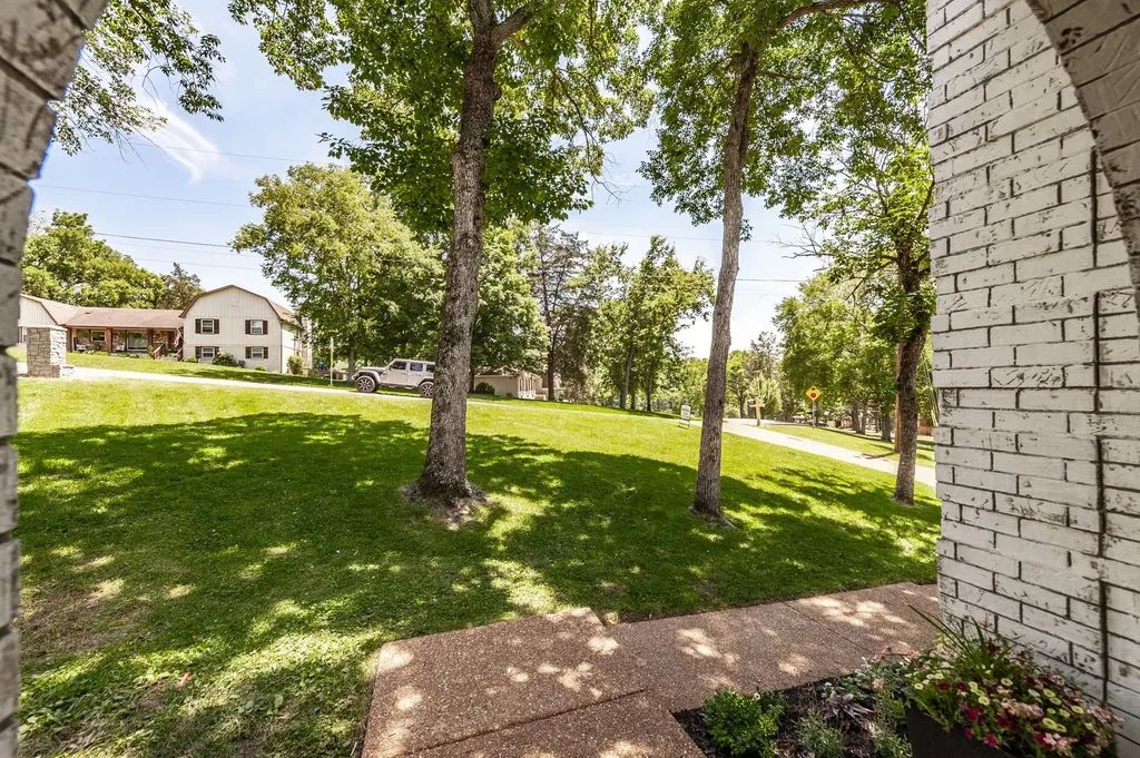 908 E Cynthia Trail Goodlettsville TN 37072