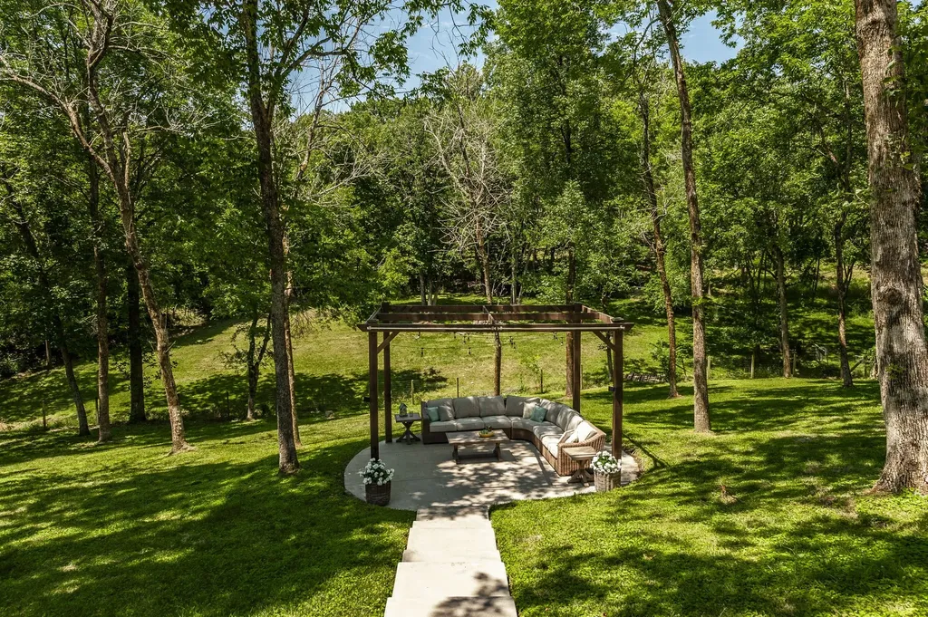 908 E Cynthia Trail Goodlettsville TN 37072