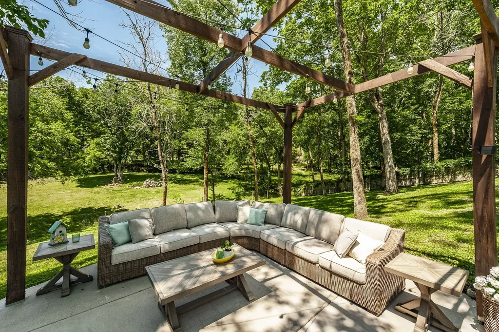 908 E Cynthia Trail Goodlettsville TN 37072