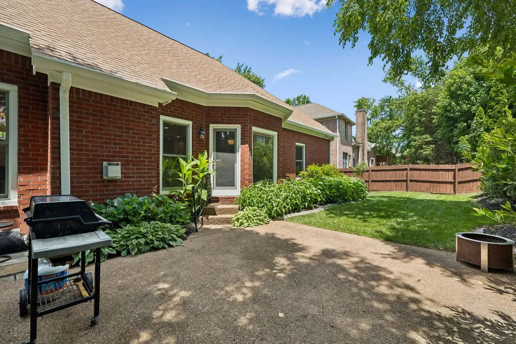 5136 Ravens Glen Nashville TN 37211