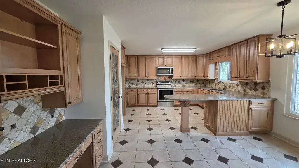 1135 W Outer Drive Oak Ridge TN 37830