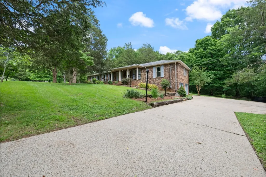 1016 Lakeview Drive Hermitage TN 37076