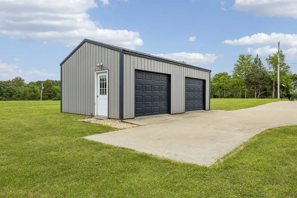 5676 Highway 48 Cunningham TN 37052