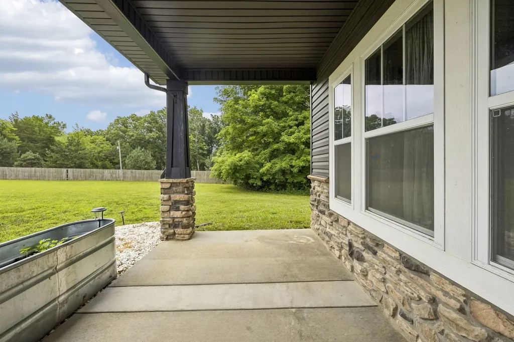 5676 Highway 48 Cunningham TN 37052