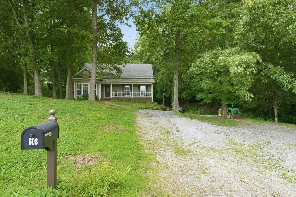 608 Beechtree Court Burns TN 37029