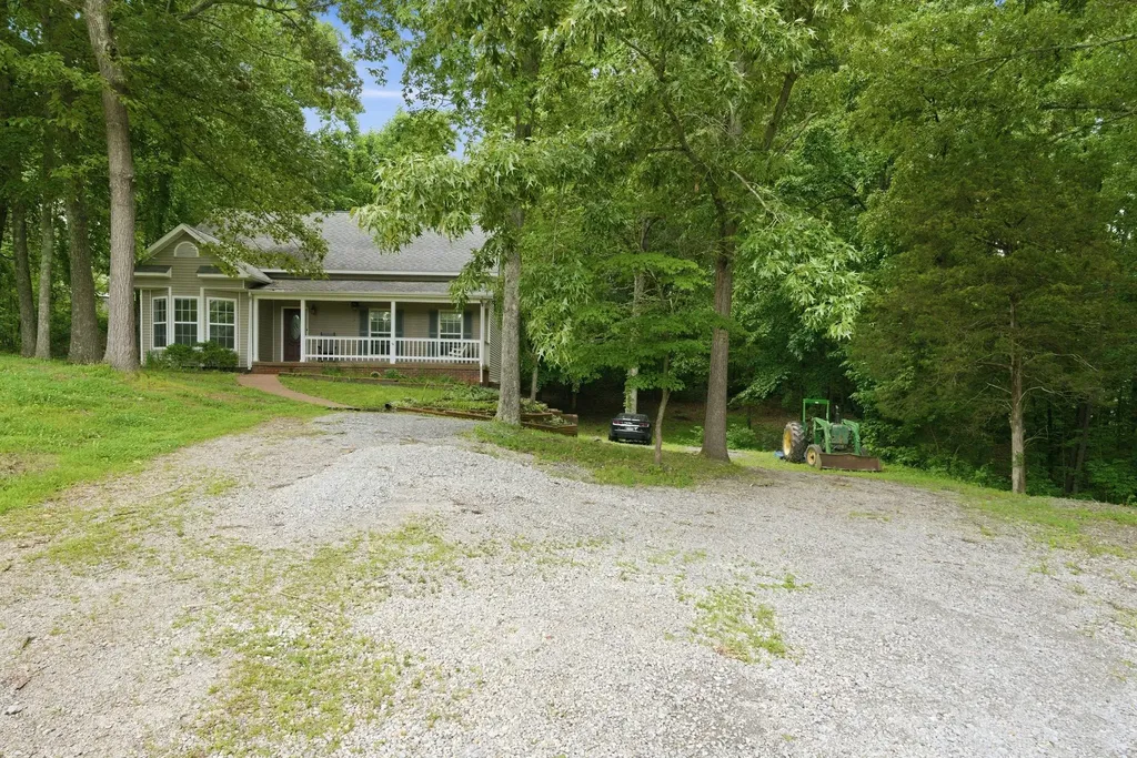 608 Beechtree Court Burns TN 37029