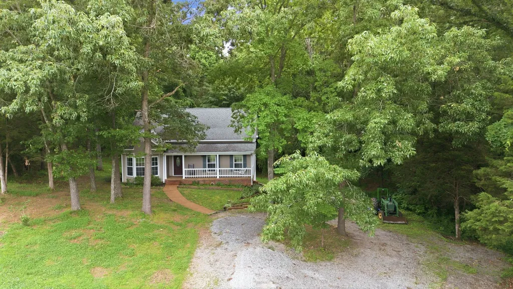 608 Beechtree Court Burns TN 37029