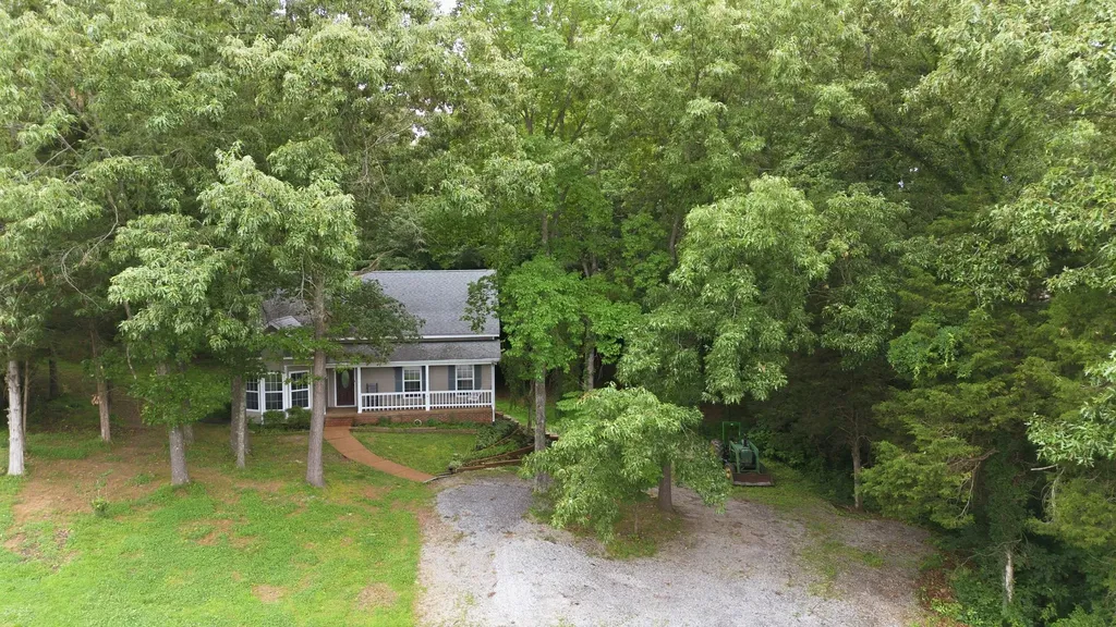 608 Beechtree Court Burns TN 37029