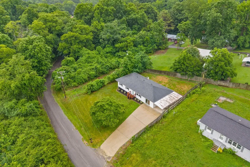 216 Mcintosh Avenue Cumberland City TN 37050