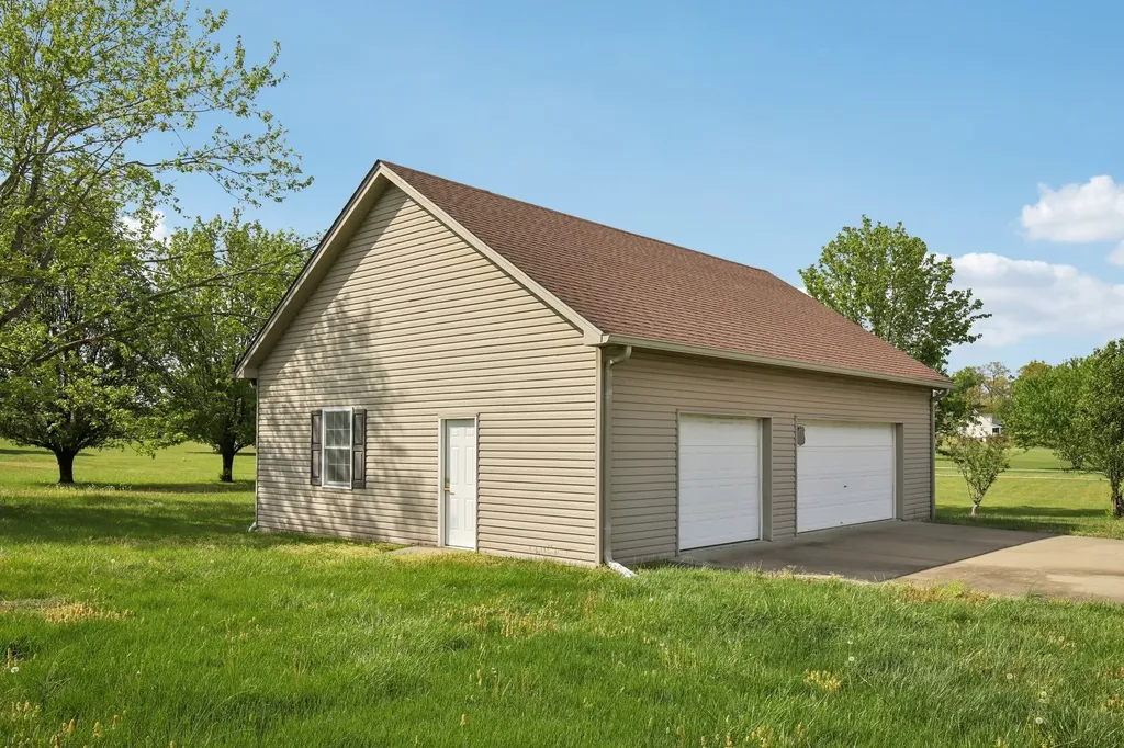 1698 Porter Road Burns TN 37029
