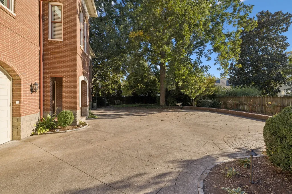 214 3rd Ave, S Franklin TN 37064