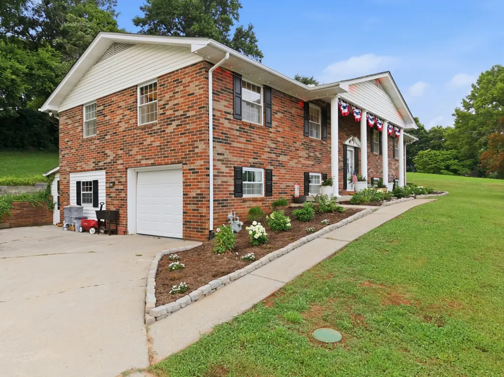 1328 Hillvale Road Louisville TN 37777
