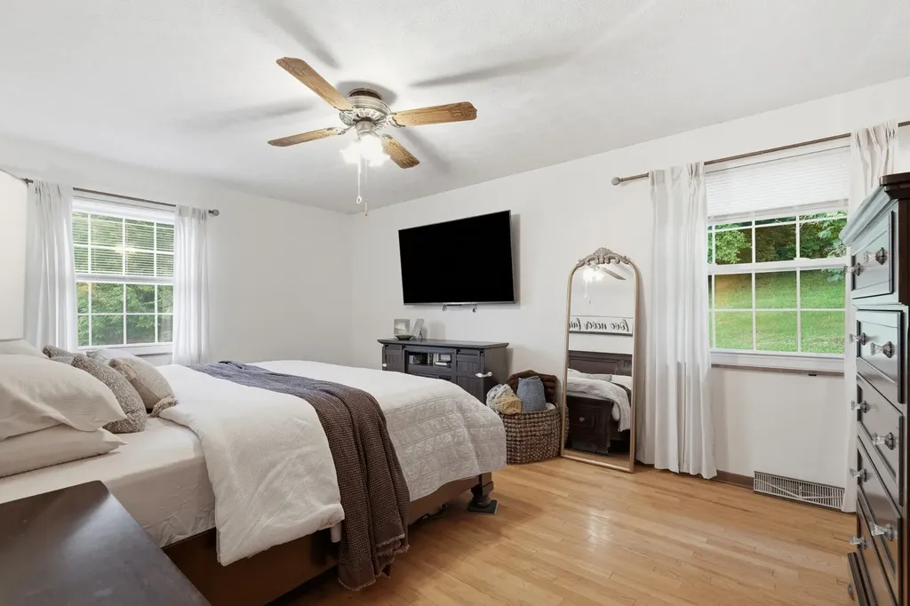 1328 Hillvale Road Louisville TN 37777