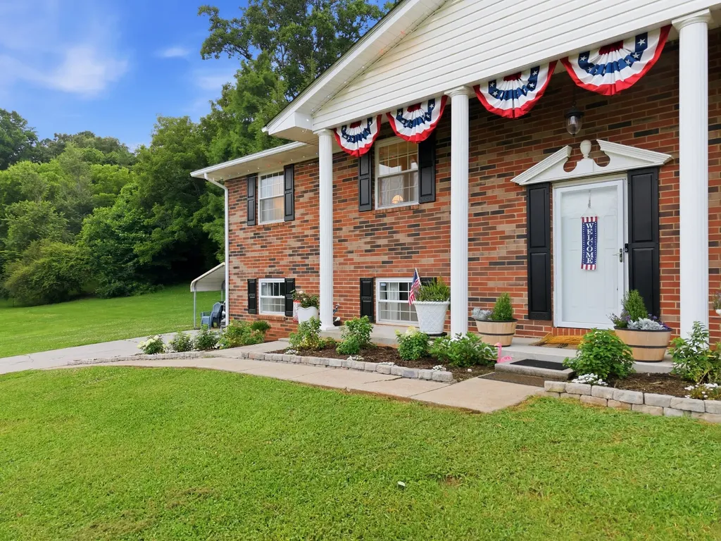 1328 Hillvale Road Louisville TN 37777