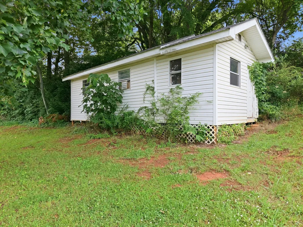 1328 Hillvale Road Louisville TN 37777