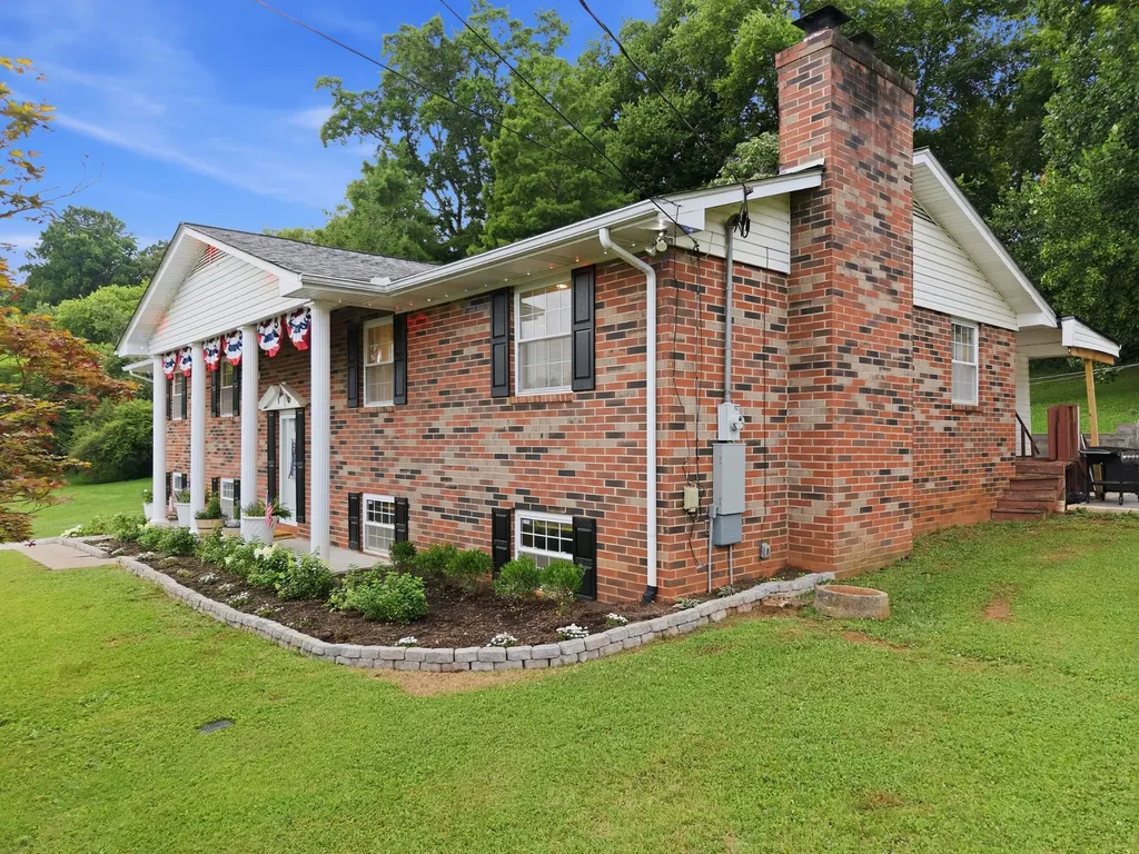 1328 Hillvale Road Louisville TN 37777