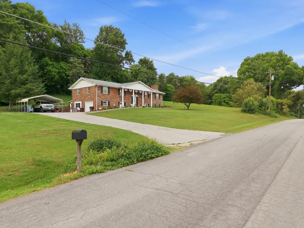 1328 Hillvale Road Louisville TN 37777