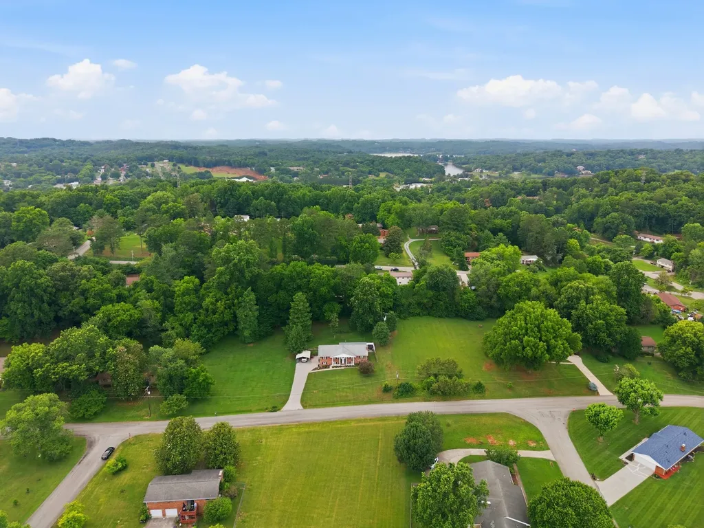 1328 Hillvale Road Louisville TN 37777