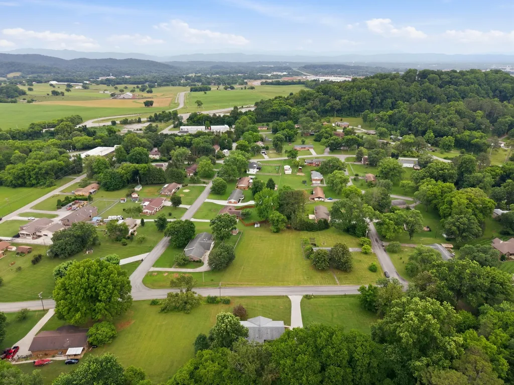 1328 Hillvale Road Louisville TN 37777