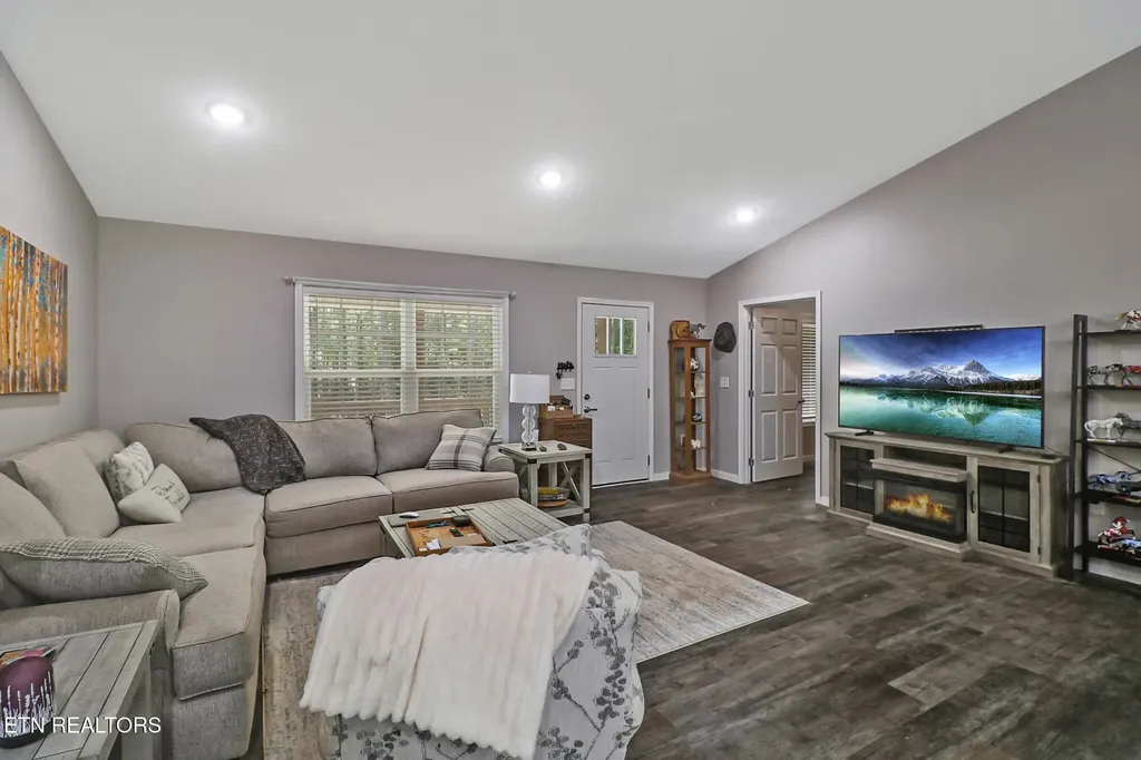122 Jay Loop Jamestown TN 38556