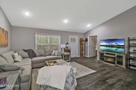122 Jay Loop Jamestown TN 38556