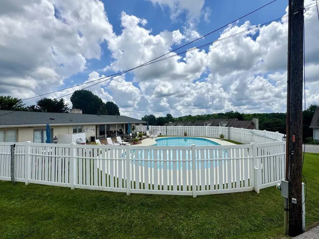 317 Village Ln, W Dickson TN 37055