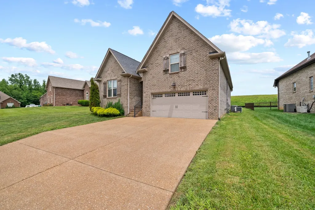 105 Grayson Lane White House TN 37188