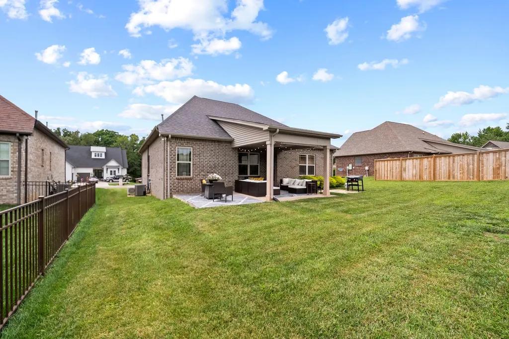 105 Grayson Lane White House TN 37188