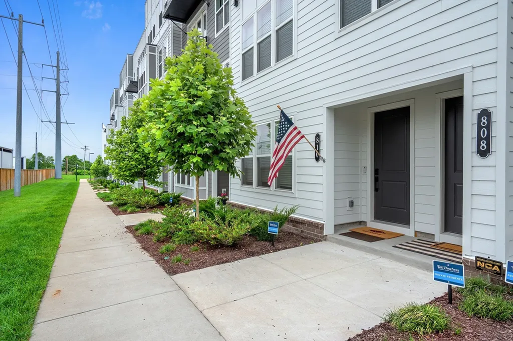 808 42nd Ave, N Nashville TN 37209
