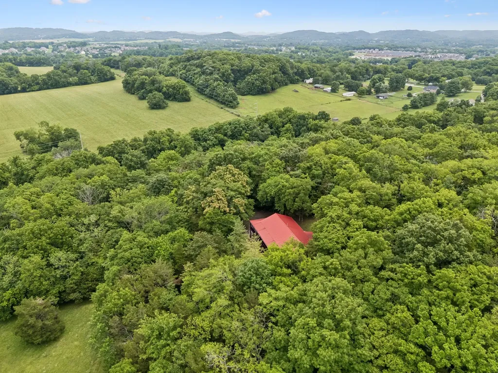 2668 Thompson Station Road, E Thompsons Station TN 37179